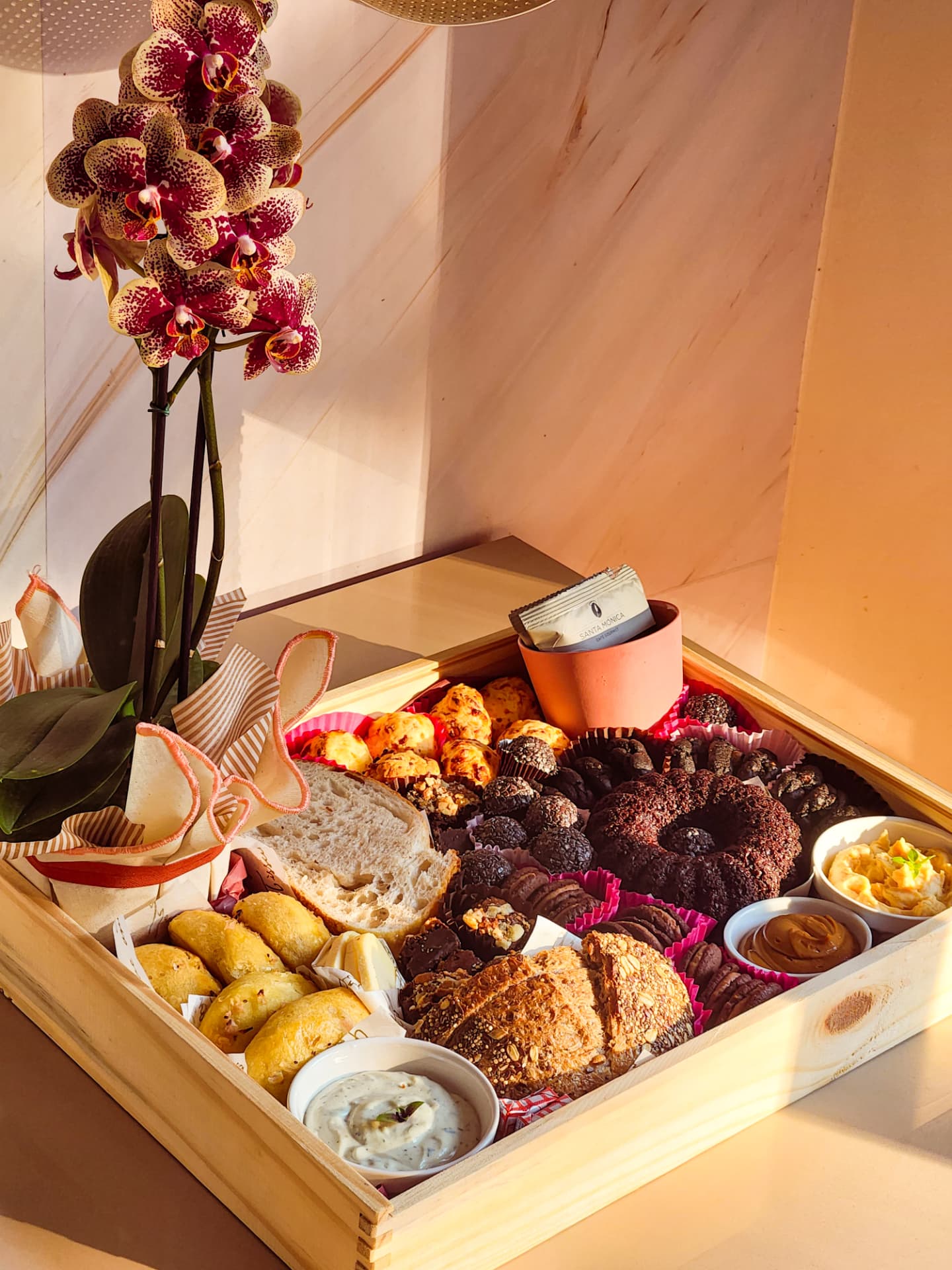 Cesta Ami da manhã Flor do dia aberta, com orquídeas e café da manhã