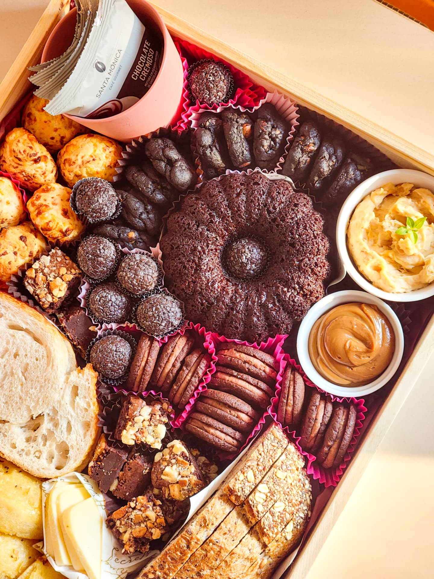 Detalhe da cesta Ami da manhã Flor do dia: bolo de chocolate, brigadeiros, cookies e ramequins